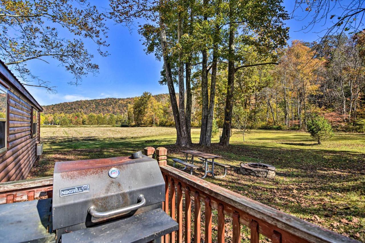 Rural Cabin Hideaway With Fire Pit And Mtn Views! Parsons エクステリア 写真