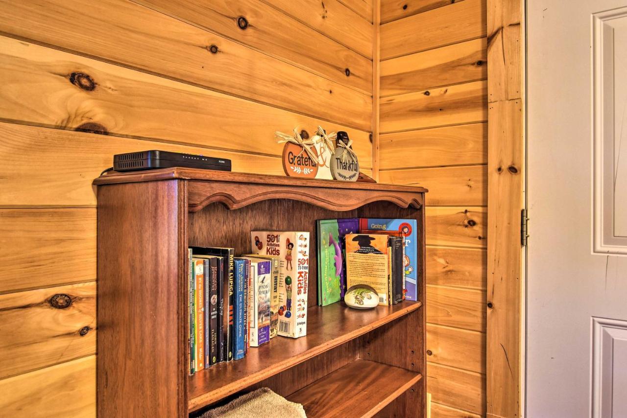 Rural Cabin Hideaway With Fire Pit And Mtn Views! Parsons エクステリア 写真